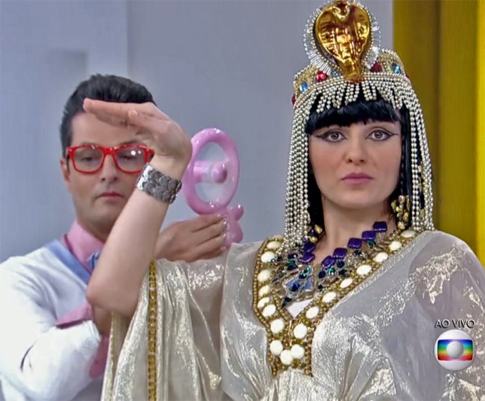 De egípcia, Monica Iozzi é 'paparicada' pelo personagem Crô (Foto: Vídeo Show / TV Globo)