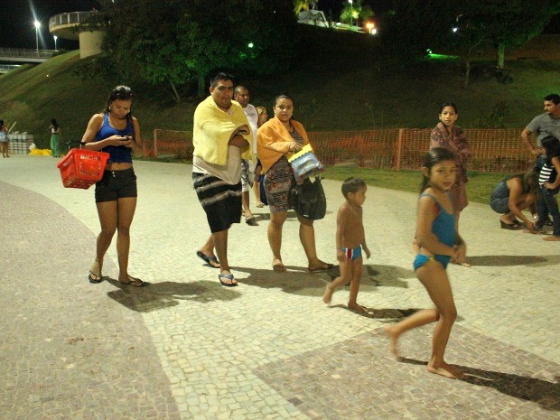 Famílias aproveitam para tomar banho de rio na praia durante a noite (Foto: Mônica Dias/G1 AM)