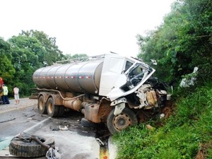 Acidente entre carro, caminhão e carreta, na BR-282, em Joaçaba (Foto: Éder Luiz/Divulgação)