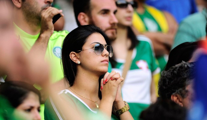 Reza, xingamentos e gol do Santos: a agonia da torcida alviverde na arena