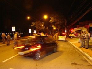 Fiscalização da Lei Seca na noite de quinta-feira (7) na avenida Anchieta, no Jardim Esplanada, em São José dos Campos (Foto: Renato Ferezim/G1)