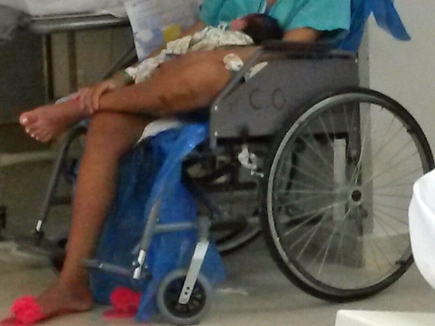 Me de recm-nascido amamenta em cadeira de rodas em Hospital de Ceilndia (Foto: G1/Reproduo)