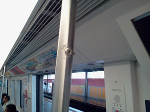Metrô Rio diminui tamanho do pega mão por causa de monitor (Foto: Ulisses Jacaúna)