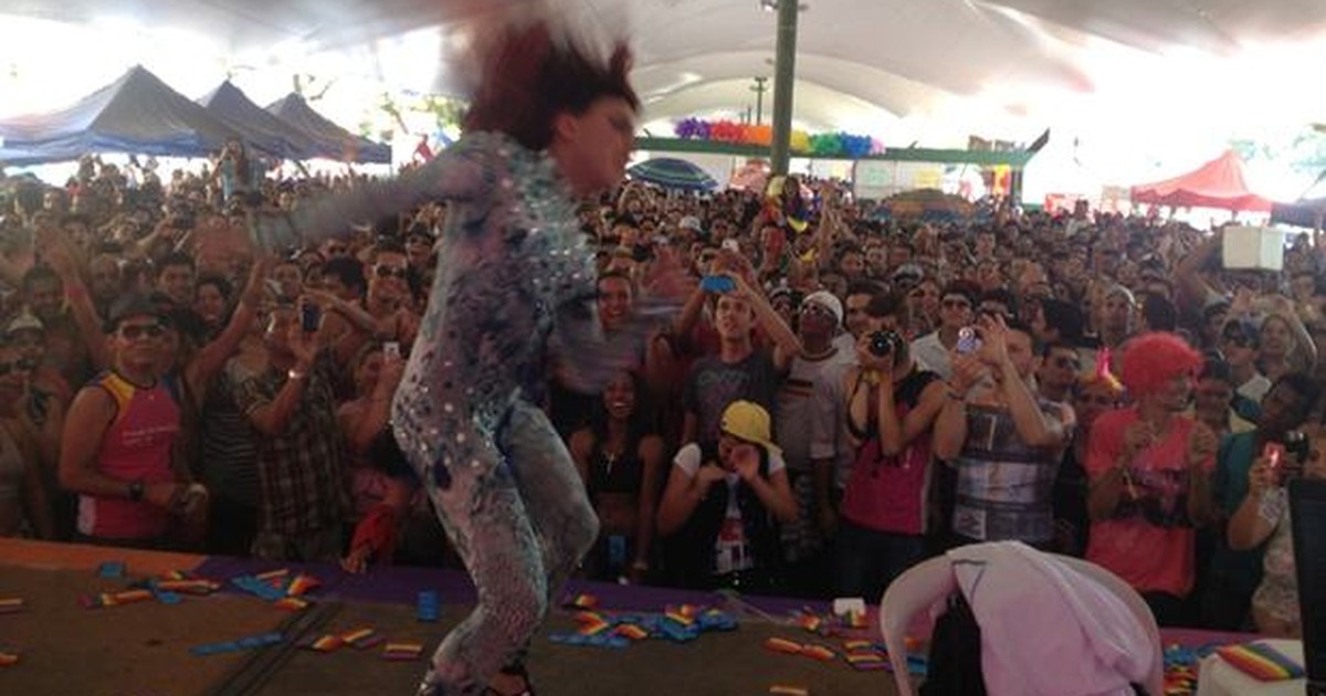 G Parada Gay De Goi Nia Espera Atrair P Blico De Mil Pessoas