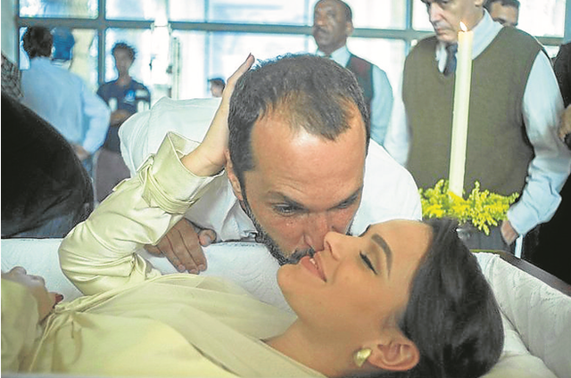José Luiz Villamarim beija Bruna Marquezine nas gravações do velório de Beatriz, personagem dela em “Nada será como antes”  (Foto: Estevam Avellar/Globo)