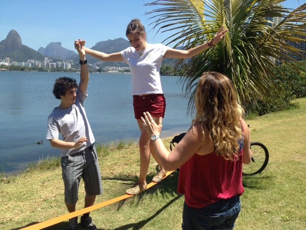 Na cena, Dinho vai ensinar Ju a andar de slackline (Foto: Malhação / Tv Globo)