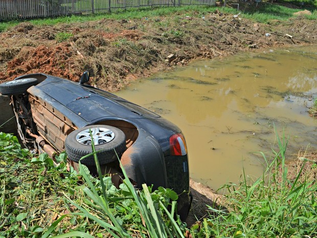 Segundo testemunhas, a motorista estaria embriagada no momento do acidente na manhã deste sábado (4) (Foto: Aline Nascimento/G1)