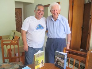 Celso e Francisco, amizade surgiu por causa das poesias (Foto: Mariane Rossi/G1)