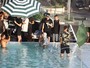 Candice Swanepoel posa com o filho durante sessão de fotos na piscina