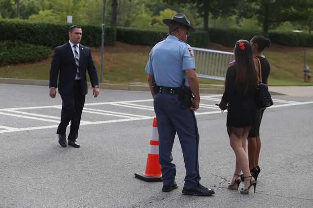Polícia barra a entrada de fãs na missa de Bobbi Kristina (Foto: Paras Griffin / GETTY IMAGES NORTH AMERICA / AFP)