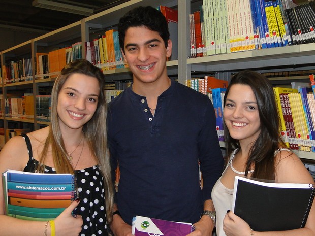 Beatriz, Luca e Sofia contam que estudam 14 horas por dia para conquistar uma vaga no curso de medicina da USP (Foto: Adriano Oliveira/G1)