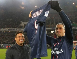 Ibrahimovic entrega camisa do PSG a Ronaldo (Foto: Site oficial do PSG)