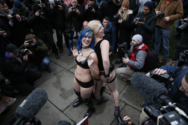 Jovens usam algemas e outros acessórios de sadomasoquismo em protesto na capital britânica (Foto: Stefan Wermuth/Reuters) Jovens usam algemas e outros acessórios de sadomasoquismo em protesto na capital britânica (Foto: Stefan Wermuth/Reuters)