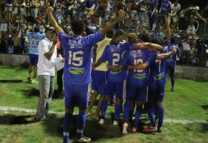 Com um jogador a menos, jogadores arrancam empate heroico em pleno estádio Lindolfo Monteiro (Foto: Renan Morais/GLOBOESPORTE.COM)