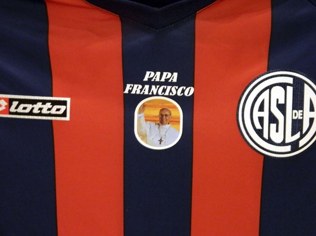 Camisa do San Lorenzo em homenagem ao Papa Francisco (Foto: Reuters)