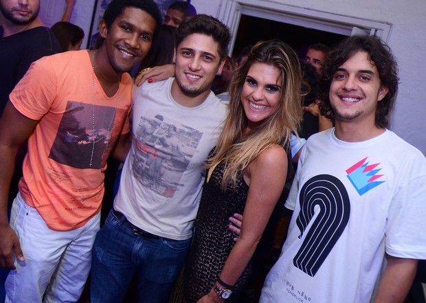 André Luiz Miranda, Daniel Rocha e Guilherme Boury com Livia Lemos (Foto: Ari Kaye/ Divulgação)