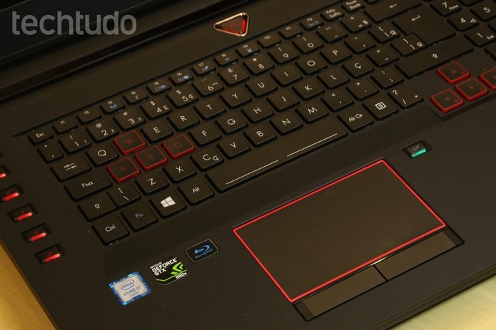 Com teclado adaptado para gamers, o Predator 17 ajuda na jogabilidade (Caio Bersot/TechTudo)