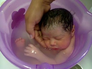 O banho ofurô acalma os bebês e traz vários benefícios, como alívio de cólicas (Foto: Divulgação/Ascom HRG)