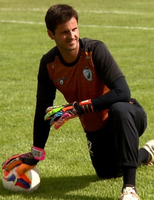 Goleiro do Londrina desbanca Prass e Cássio, e fatura a defesa mais bonita