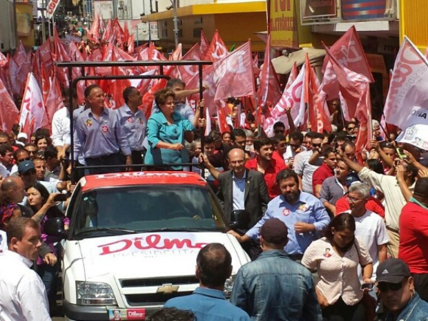 Dilma participou de carreata em Uberaba, no Triângulo Mineiro (Foto: Fernanda Resende/G1)