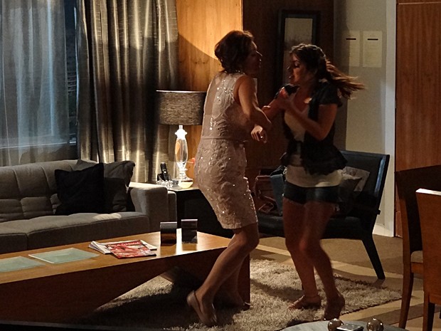 Teresa rouba chave de Cristal e a deixa sozinha no hotel (Foto: Malhação / TV Globo)