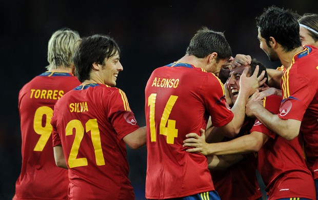 Santi Cazorla e Xabi Alonso gol Espanha (Foto: Getty Images)