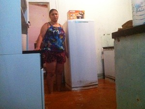 Tatiane diz que a casa dela foi invadida pela água em 5 minutos (Foto: Michelly Oda / G1)