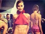 Renata Kuerten mostra a barriga hipersarada no backstage do Fashion Rio