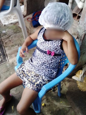 Menina foi encontrada com touca, que escondia feridas (Foto: Divulgação / Conselho Tutelar)