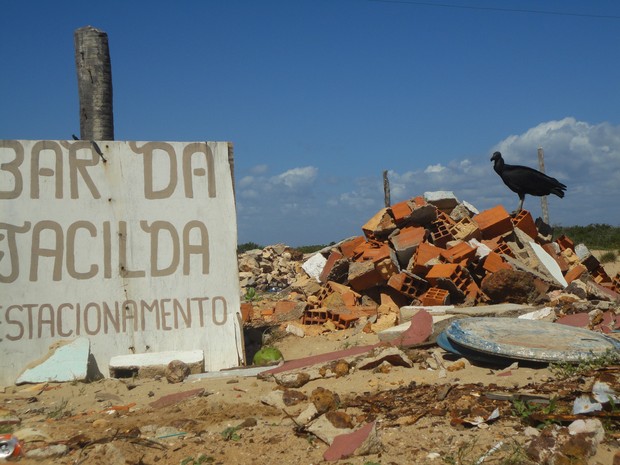 Na Praia do Arrombado, lixo atrai urubus em espaço destinado aos veículos (Foto: Patrícia Andrade/G1)