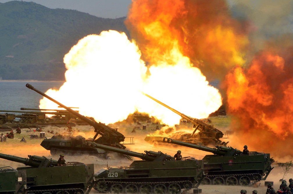 Foto distribuída nesta quarta-feira (26) pelo governo da Coreia do Nortes mostra exercício de artilharia com fogo real realizado por ocasião do aniversário de seu Exército (Foto: Korean Central News Agency/Korea News Service via AP)