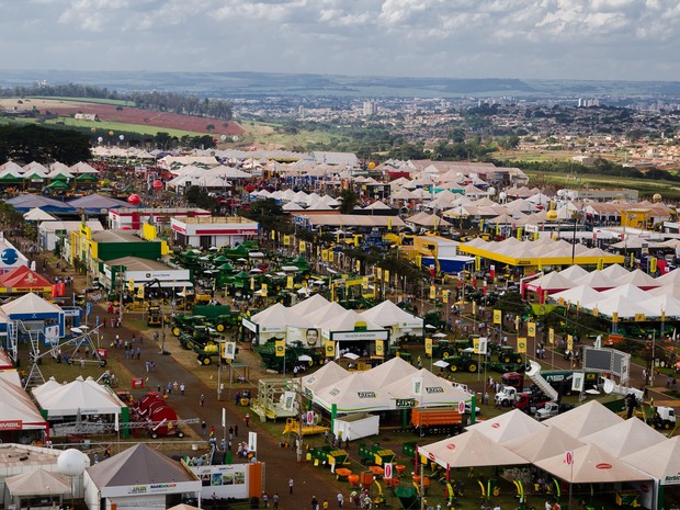 Ao todo, a Agrishow 2015 reúne 800 expositores de diferentes áreas do agronegócio em uma área de 400 mil metros quadrados. (Foto: Érico Andrade/G1) Ao todo, a Agrishow 2015 reúne 800 expositores de diferentes áreas do agronegócio em uma área de 400 mil metros quadrados. (Foto: Érico Andrade/G1)