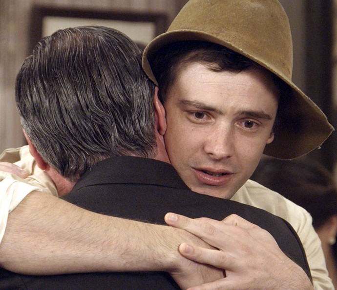 Candinho e pai choram abraçados notícias em Vem por aí