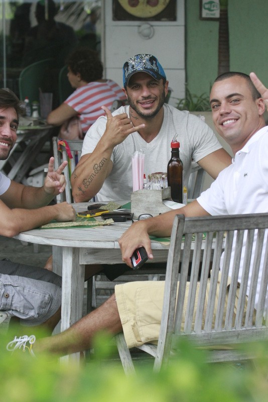 Kléber Bambam com amigos em restaurante na Barra (Foto: Dilson Silva / AgNews)