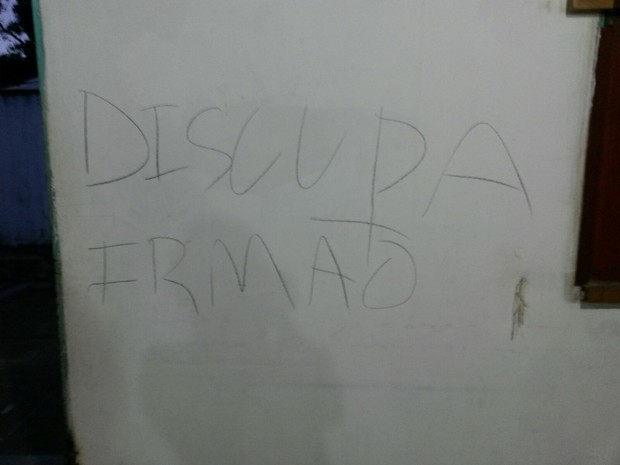 Recado foi deixado em parede interna da igreja; diácono disse que vai manter &#39;recado&#39; lá  (Foto: Arquivo pessoal)