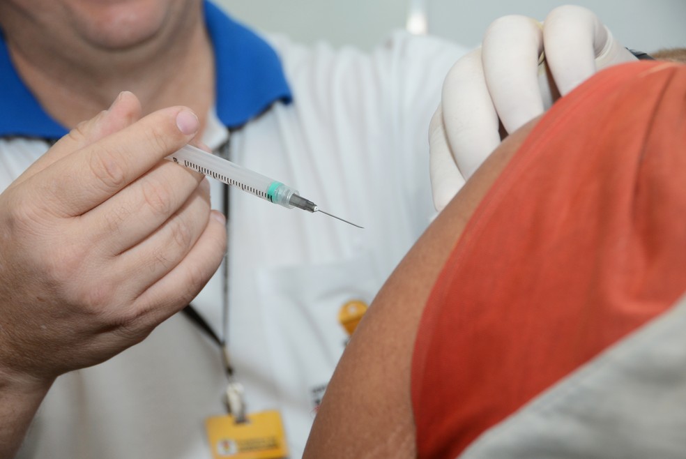 Vacina da febre amarela está disponível na rede pública (Foto: Emerson Ferraz/PMS)