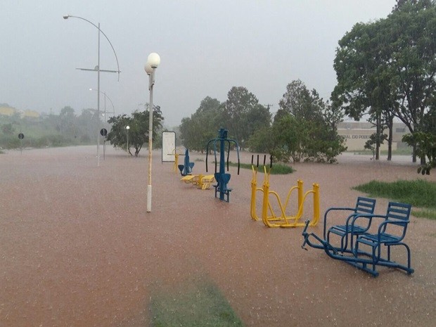 Praça ficou completamente inundada em Tanabi (Foto: TEM VOCÊ)