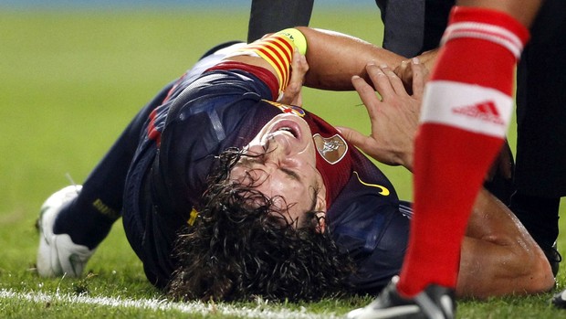 Puyol quebra o braço, Benfica e Barcelona (Foto: Agência Reuters)
