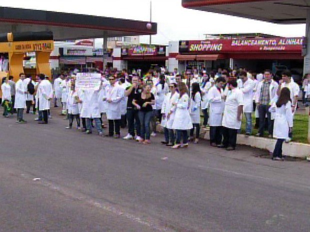 Médicos são contra a importação de médicos para o Brasil (Foto: TV Verdes Mares Cariri/Reprodução)