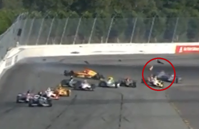 Peça do carro de Sage Karam bateu no capacete do carro de Justin Wilson na etapa de Pocono da Indy (Foto: Reprodução)