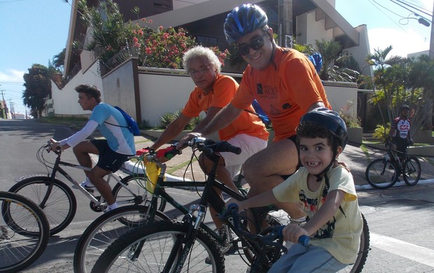 Família pedalando no passeio ciclístico Pedala São Luís (Foto: Bruno Alves/Globoesporte.com)