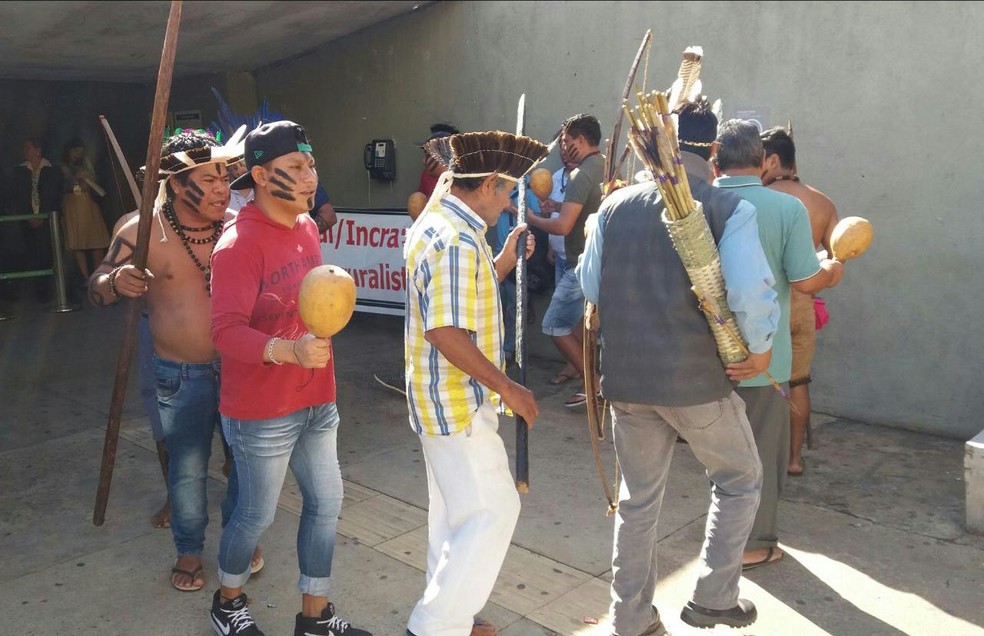 Índios do lado de fora da Câmara enquanto a CPI da Funai votava relatório (Foto: Bernardo Caram/G1)