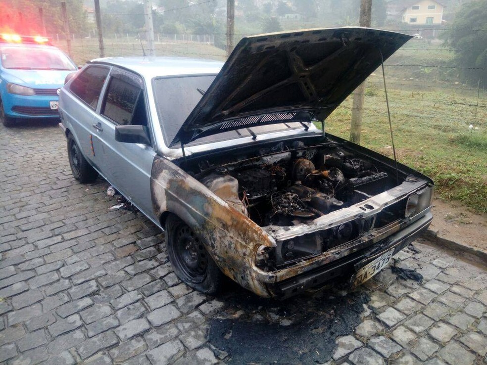 Carro foi encontrado parcialmente incendiado no bairro Vargem Grande (Foto: PM / Divulgação)