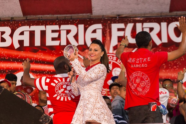 Viviane Araújo usa vestido transparente em ensaio da Salgueiro (Foto: Alex Nunes/Divulgação)