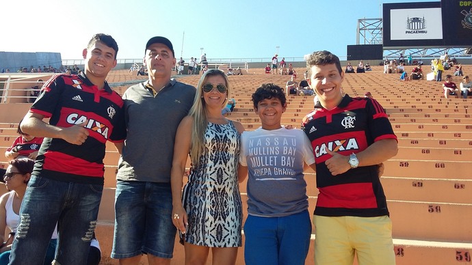 Igor, Marco, Luciana, Kayky e Ruan: a família de Felipe Vizeu no Pacaembu (Foto: Pedro Venancio)