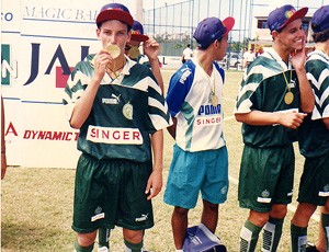 elano beijando a medalha (Foto: Divulgação/Arquivo Pessoal)