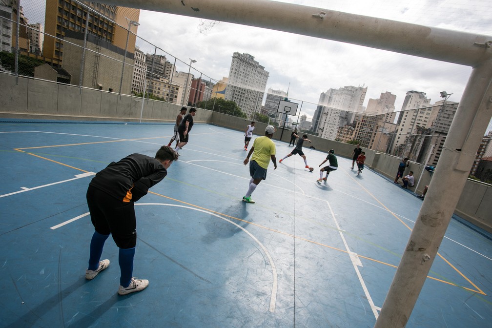 Treino dos 'Meninos Bons de Bola', time composto só por homens transgêneros que se reúne semanalmente para 'pelada' seguida de bate-papo (Foto: Fábio Tito/G1)