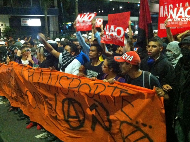 Manifestantes carregam faixas em protesto contra a Copa (Foto: Lívia Machado/G1)