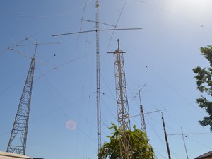 Antenas na sede da Labre de Roraima facilitam o contato com radioamadores de todo o mundo (Foto: Emily Costa/G1)