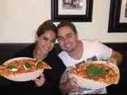 Na Áustria, Mayra Cardi e o marido comem pedaço enorme de pizza